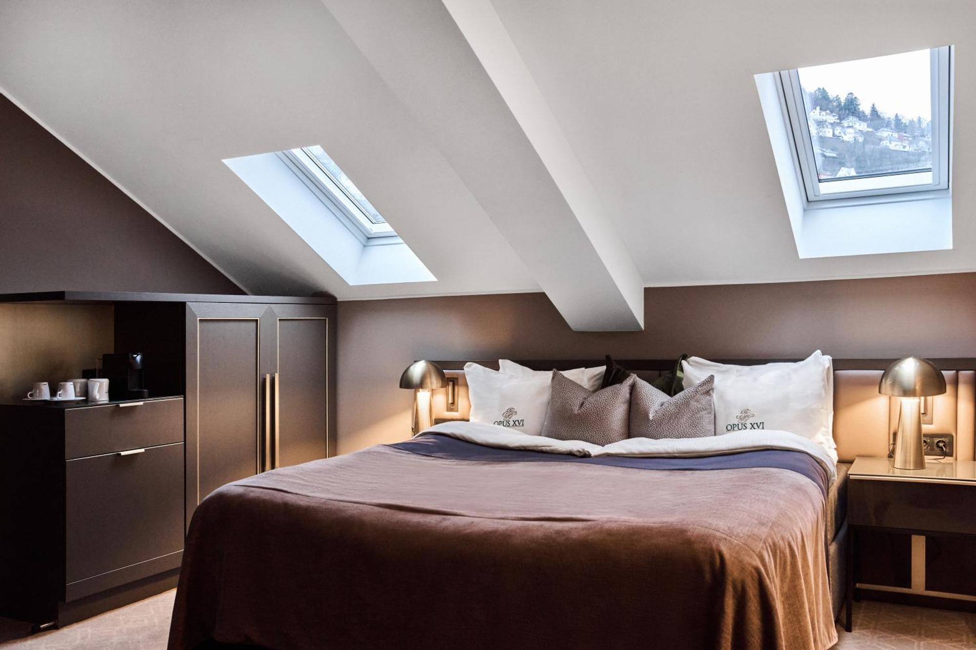 欧普斯十六酒店 卑爾根 外观 照片 A bedroom with a skylight